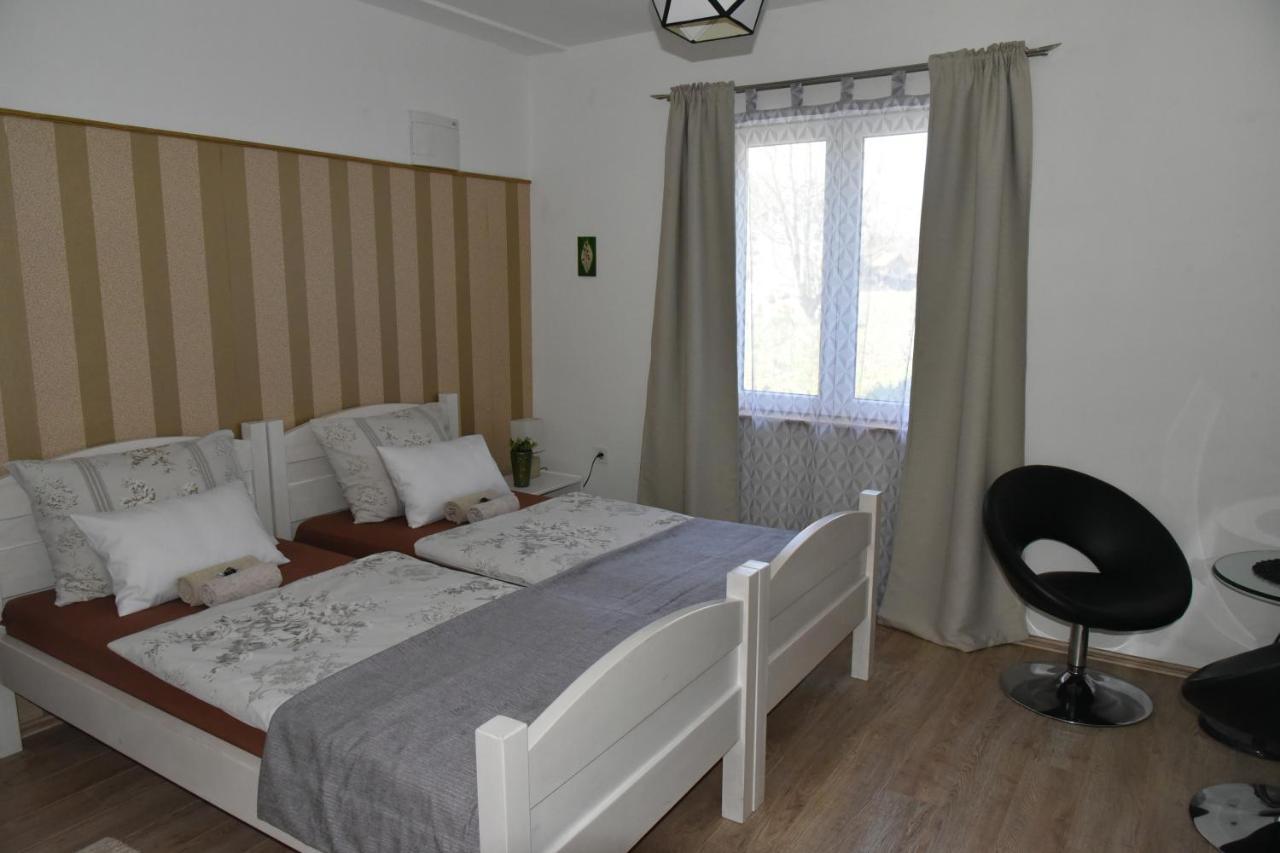 Rooms Bobic Licko Petrovo Selo Exterior photo