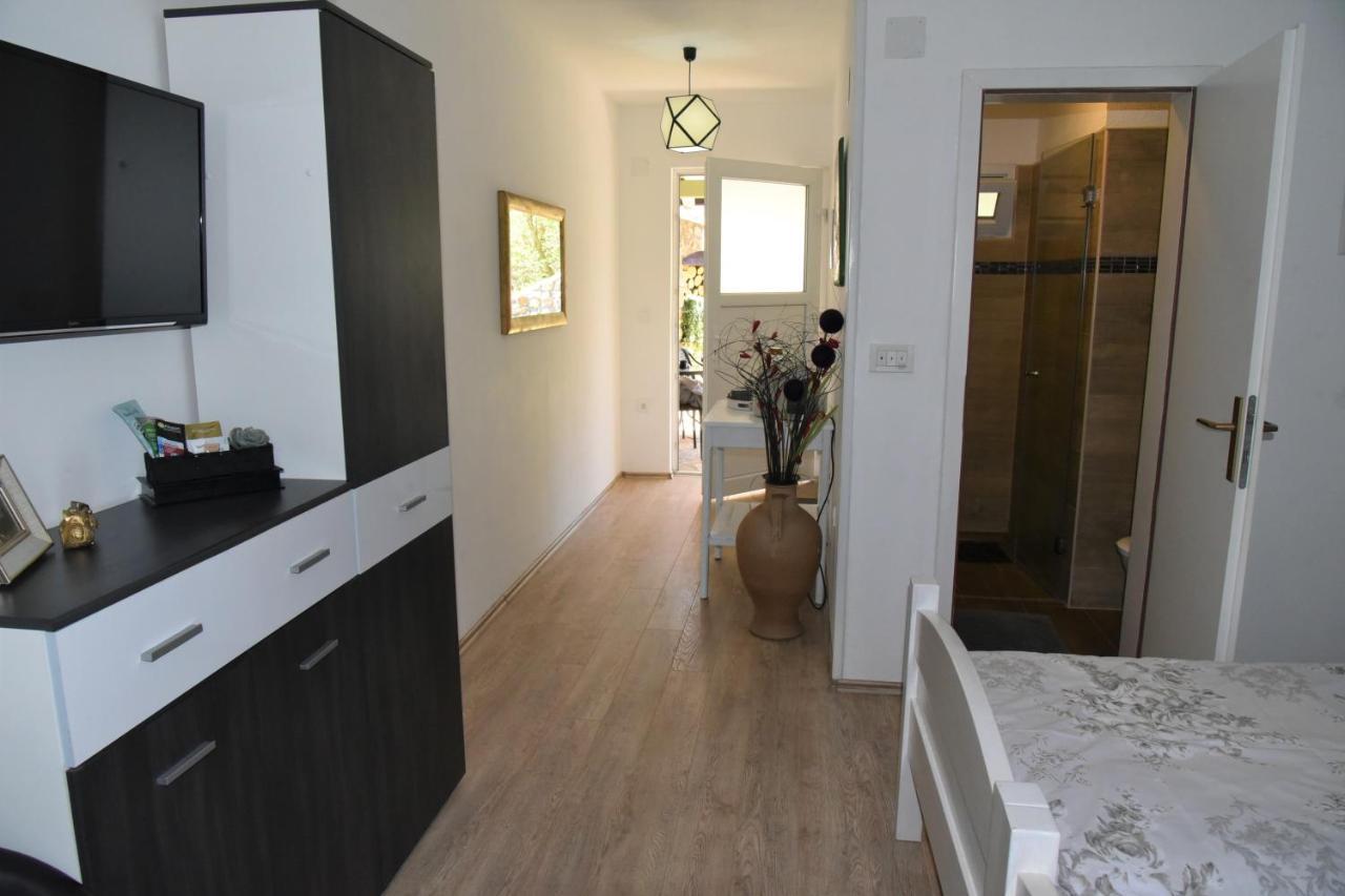 Rooms Bobic Licko Petrovo Selo Exterior photo
